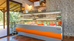Une vitrine de boulangerie présentant diverses pâtisseries et une sélection de boissons.