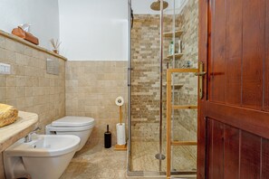 Shower, hair dryer, towels - Holiday Home 'Elia's House' with Private Terrace, Wi-Fi and Air Conditioning (Porto Istana)