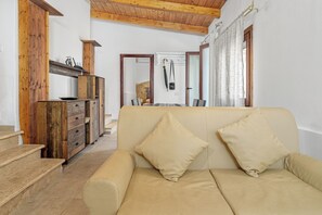 TV - Holiday Home 'Elia's House' with Private Terrace, Wi-Fi and Air Conditioning (Porto Istana)