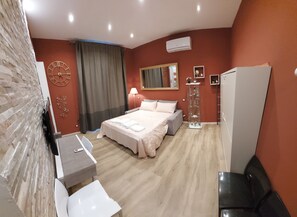 1 bedroom, free WiFi, bed sheets - L'etoile, Entire apartment near the station (La Spezia)