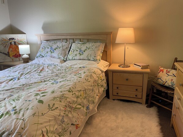 2 bedrooms, in-room safe, desk, free WiFi - A full 2-bedroom apt with free WiFi, AC in Oshkosh- a short distance to EAA! (Oshkosh)