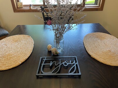 A full 2-bedroom apt with free WiFi, AC in Oshkosh- a short distance to EAA!