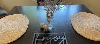 A full 2-bedroom apt with free WiFi, AC in Oshkosh- a short distance to EAA!