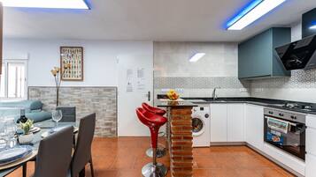 Réfrigérateur, micro-ondes, four, cafetiÚre/bouilloire