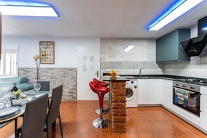 Kjøleskap, mikrobølgeovn, ovn og kaffetrakter/tekoker