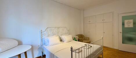 3 makuuhuonetta, silitysrauta/-lauta, ilmainen Wi-Fi