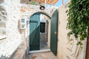 Exterior detail - Holiday Home 'Almond Blossom Cottage 1' with Shared Terrace, Wi-Fi and Air Conditioning (Naxos)