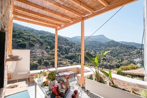 Outdoor dining - Holiday Home 'Almond Blossom Cottage 1' with Shared Terrace, Wi-Fi and Air Conditioning (Naxos)