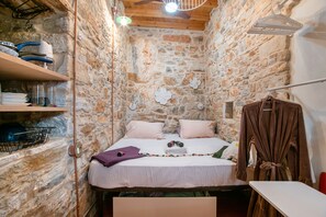 2 bedrooms, iron/ironing board, free WiFi, bed sheets - Holiday Home 'Almond Blossom Cottage 1' with Shared Terrace, Wi-Fi and Air Conditioning (Naxos)