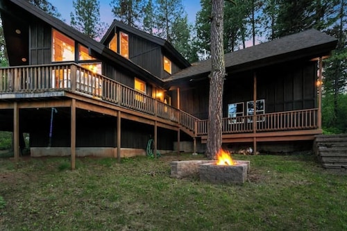 Spacious Wooded Getaway Cabin near McCall

