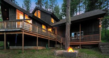 Spacious Wooded Getaway Cabin near McCall