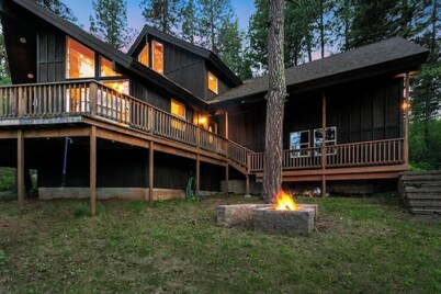 Spacious Wooded Getaway Cabin near McCall

