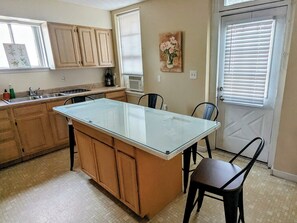 Dining - Rustic Oasis for the Family - 6 min walk to Downtown (Cumberland)