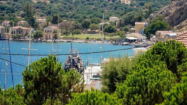 Un poble costaner amb un port esportiu, vaixells i cases d'arquitectura mediterrània.