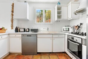 Refrigerador, microondas, lavavajillas y cafetera y tetera 