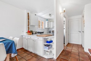 Refrigerador, microondas, lavavajillas y cafetera y tetera 