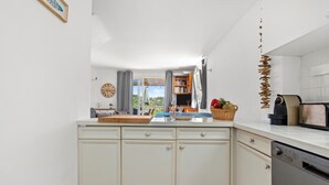Kaffetrakter/tekoker, kjøleskap, mikrobølgeovn og ovn