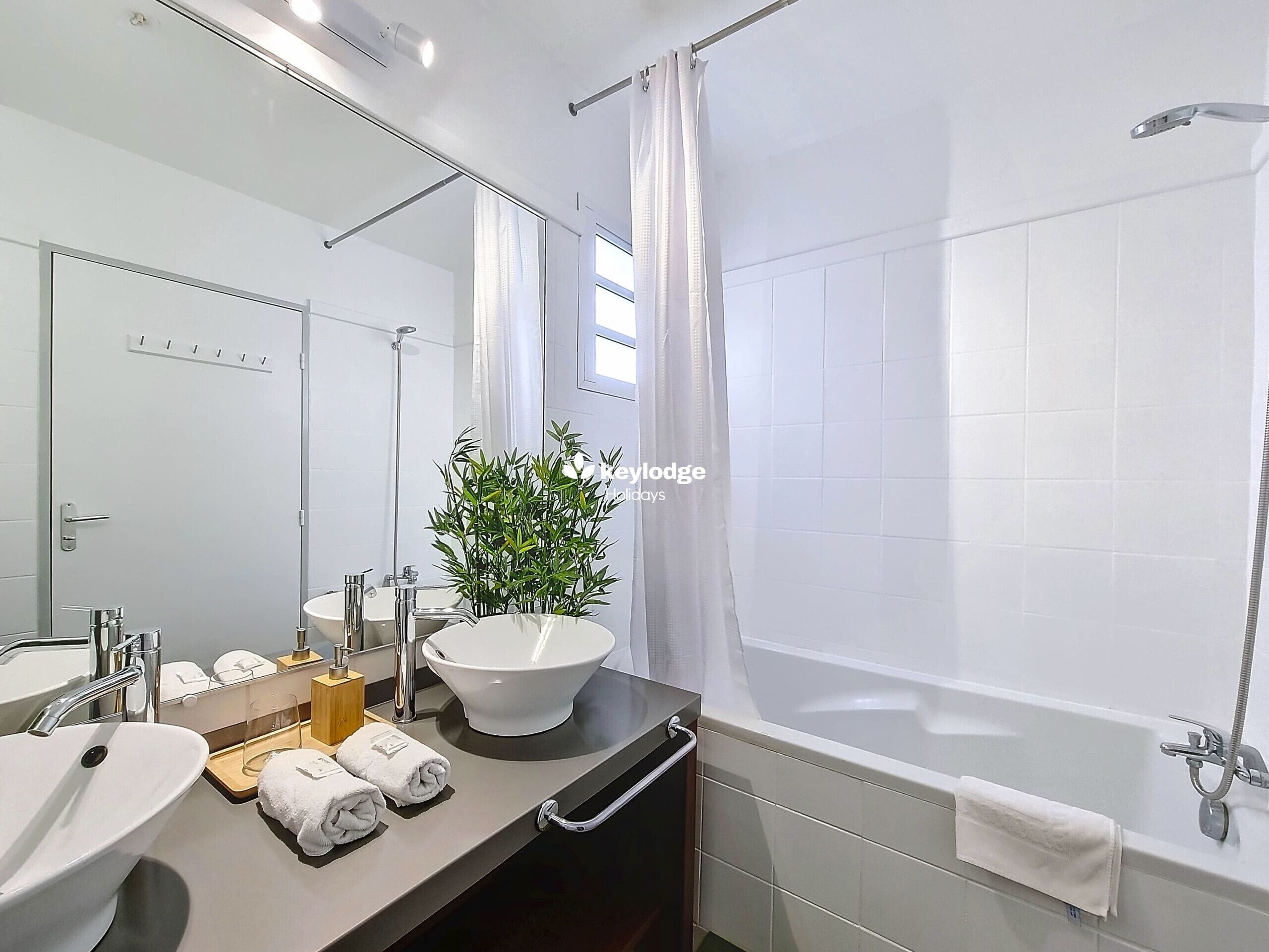 Een haardroger, handdoeken