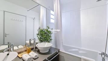 Een haardroger, handdoeken