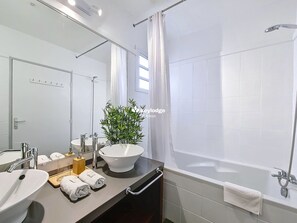 Secador de pelo y toallas