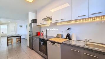 Kjøleskap, mikrobølgeovn, ovn og oppvaskmaskin