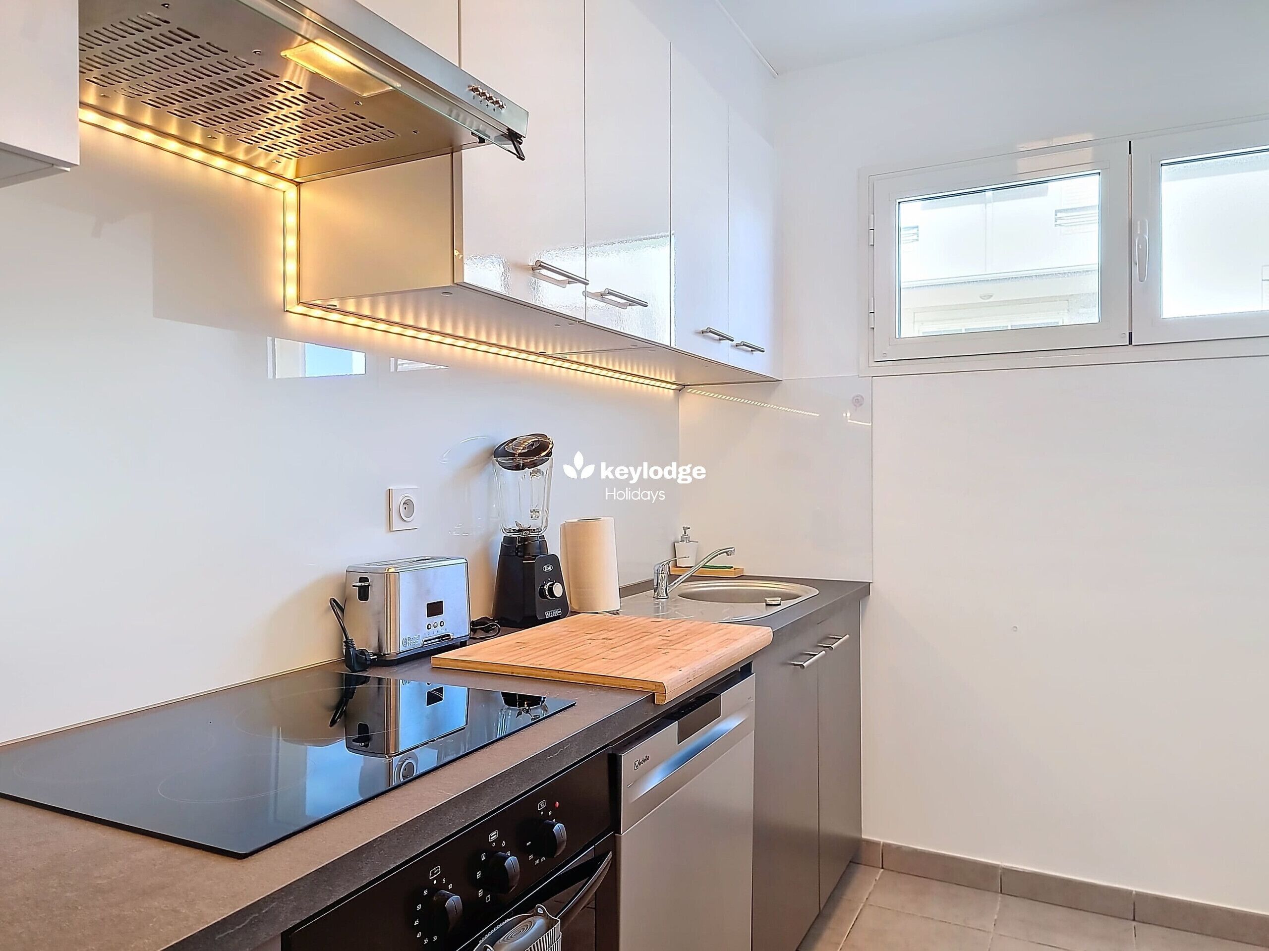 Réfrigérateur, micro-ondes, four, lave-vaisselle