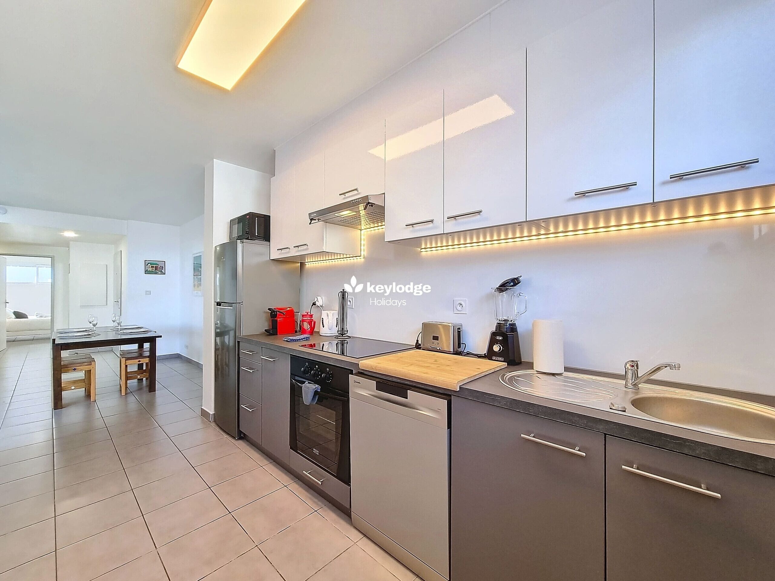 Kjøleskap, mikrobølgeovn, ovn og oppvaskmaskin