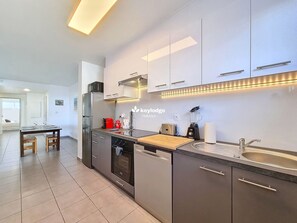 Kühlschrank, Mikrowelle, Ofen, Geschirrspüler