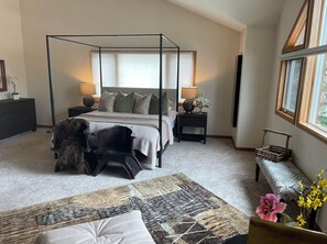 4 bedrooms, iron/ironing board, bed sheets - Downtown, Walking Distance to Lincoln Ave! 90 night min stay  (Steamboat Springs)