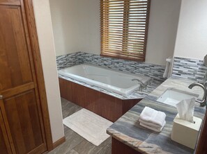 Jetted bath, towels, soap, toilet paper - Downtown, Walking Distance to Lincoln Ave! 90 night min stay  (Steamboat Springs)