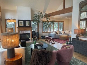 Smart TV, fireplace - Downtown, Walking Distance to Lincoln Ave! 90 night min stay  (Steamboat Springs)