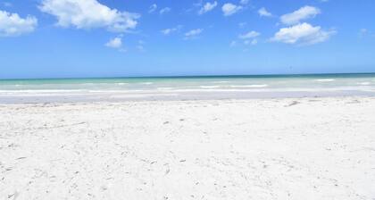 Arena y Mar Beachfront House, El Cuyo by The Spot Rentals