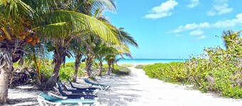 Arena y Mar Beachfront House, El Cuyo by The Spot Rentals