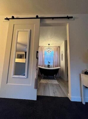 Hair dryer, bidet, towels, soap - T, s Creekside cabin. King Bed/ Hot tub/ treehouse
(Ashford)