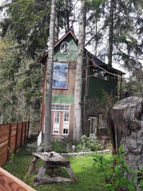 Property grounds - T, s Creekside cabin. King Bed/ Hot tub/ treehouse
(Ashford)