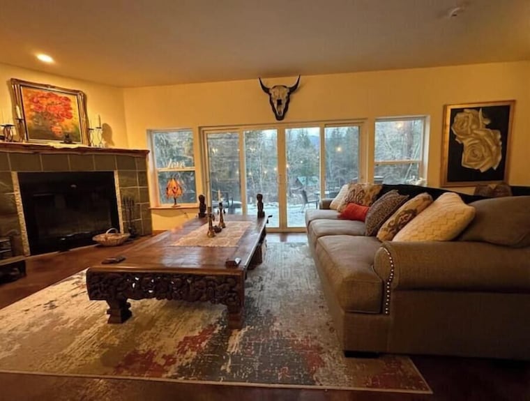 T, S Creekside Cabin. King Bed/ Hot Tub/ Treehouse - Ashford, WA