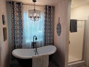 Hair dryer, bidet, towels, soap - T, s Creekside cabin. King Bed/ Hot tub/ treehouse

 (Ashford)