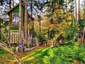 Exterior - T, s Creekside cabin. King Bed/ Hot tub/ treehouse
(Ashford)