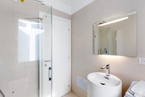 Dusche, Haartrockner, Handtücher