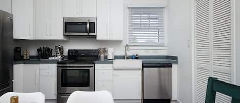 Frigorífico, microondas, horno y placa de cocina