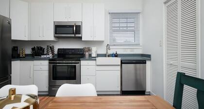 3BR Historic Riverwalk • Relocation Housing • Fast Wi-Fi • Washer/Dryer Included