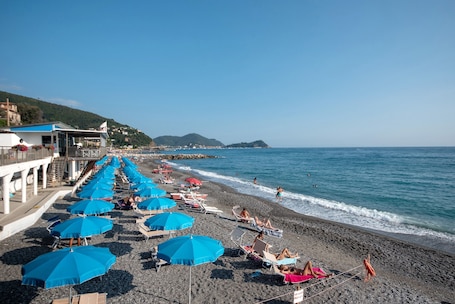 Beach nearby. Apartment 'Lulu' with Private Terrace, Wi-Fi, Convenient for Cinque Terre and Portofino