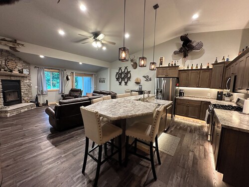 Cabin in the Woods-Sleeps 10!