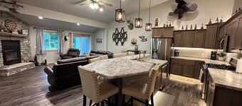 Cabin in the Woods-Sleeps 10!