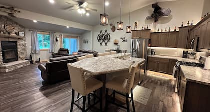 Cabin in the Woods-Sleeps 10!