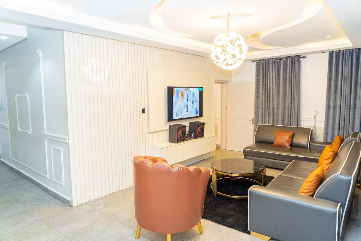 Luxe penthouse | Woonruimte | Een flatscreentelevisie