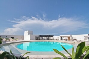 สระว่ายน้ำกลางแจ้ง