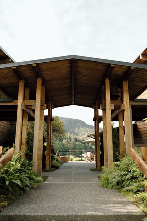 Front of property - Tu Tu'tun Lodge (Gold Beach)