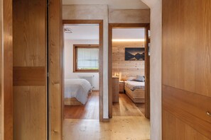 2 habitaciones, tabla de planchar con plancha y ropa de cama 