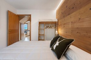 2 bedrooms, iron/ironing board, bed sheets